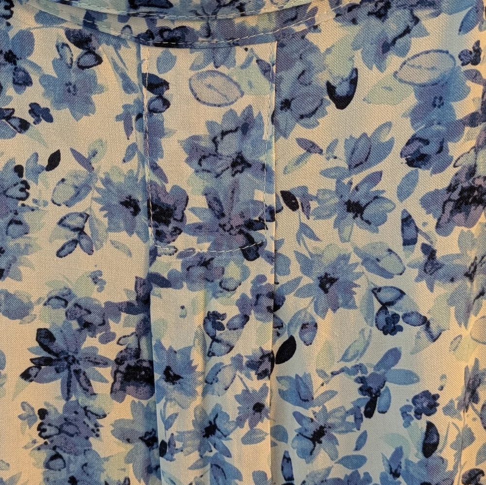 Floral Blue and White Button-Up Blouse - Picture 7 of 7